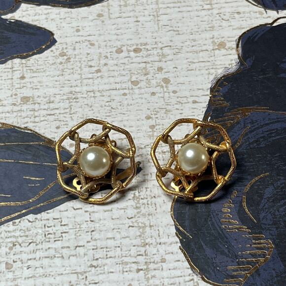 Vintage 90s Faux Pearl and Gold Flower Clip On Earrings - Picture 2 of 5